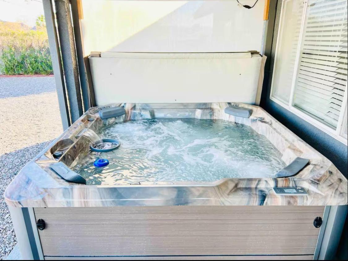 Spacious Getaway! Pool, Spa, Sleeps 9 레이크 하바슈 시티 외부 사진